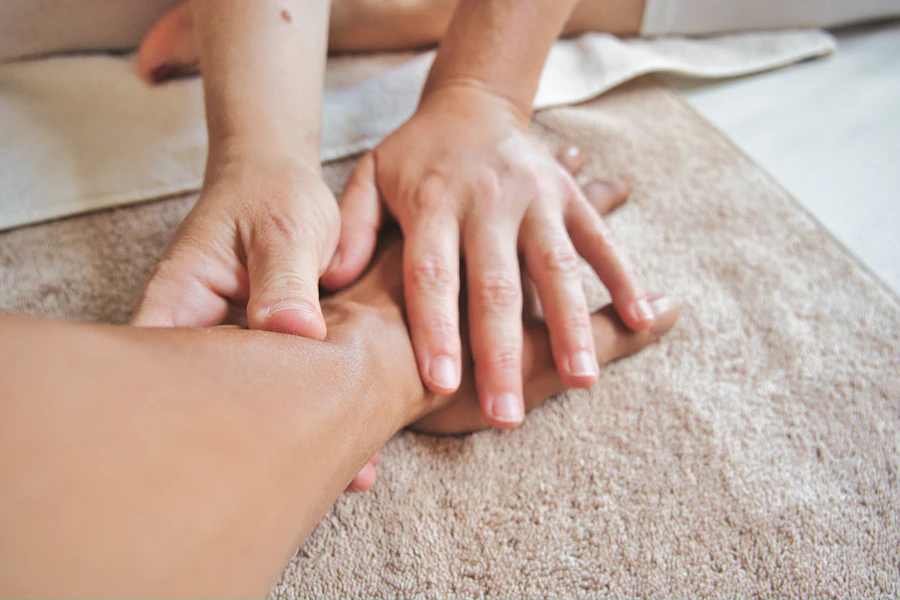 Geste lent d'un massage bien-être